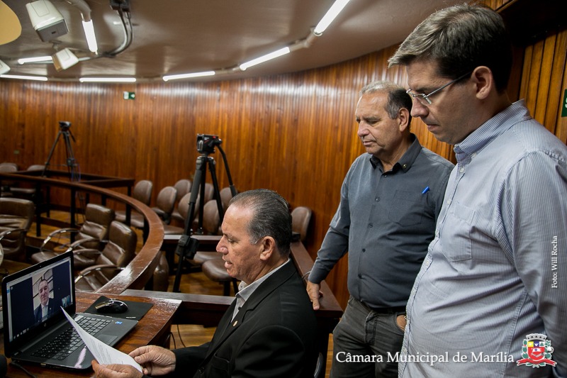 Deputado federal Vinícius Carvalho recebe a comunicação de título de Cidadão Mariliense