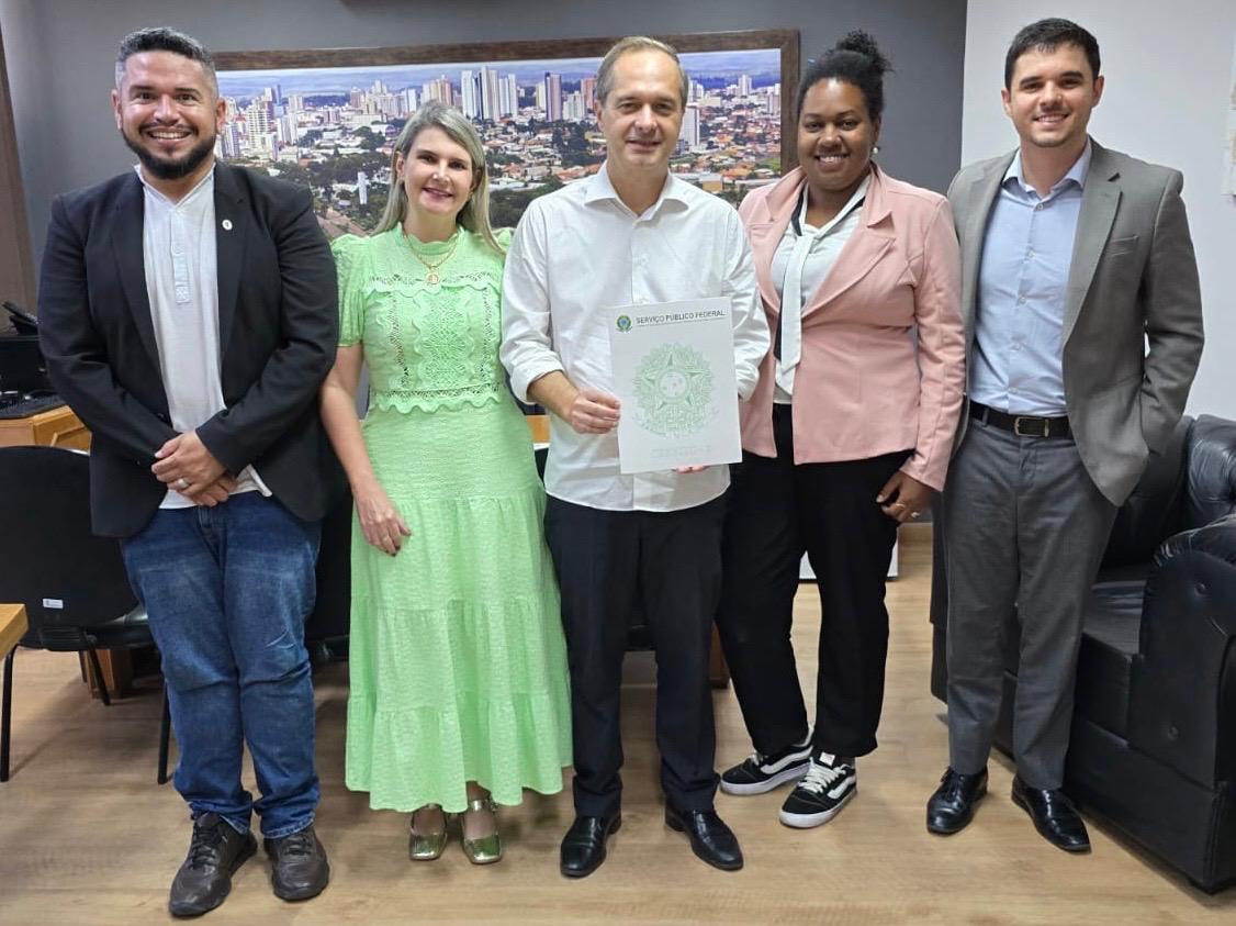 Dirigente do Crefito-3 visita presidência e apresenta propostas ao Legislativo