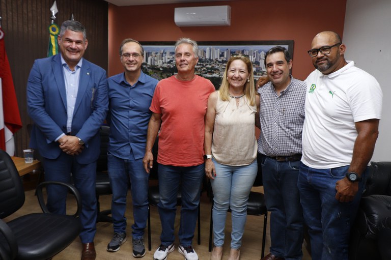 Dirigente máximo do atletismo brasileiro visita Câmara e quer somar esforços