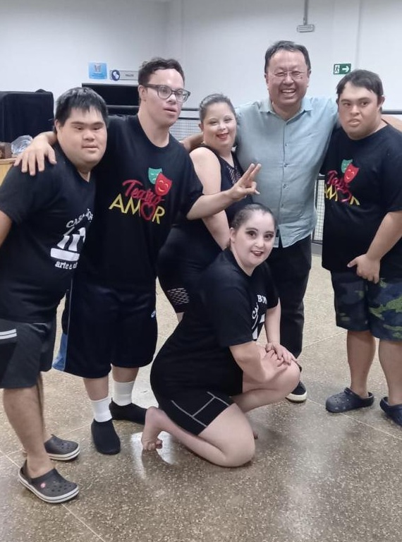 Vereador Elio Ajeka com integrantes do grupo Down Entre Amigos, que apoia a audiência pública