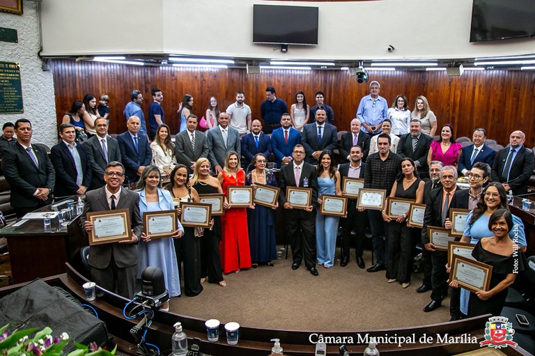 Em noite de emoção e resgate da história, Câmara homenageia jornalistas