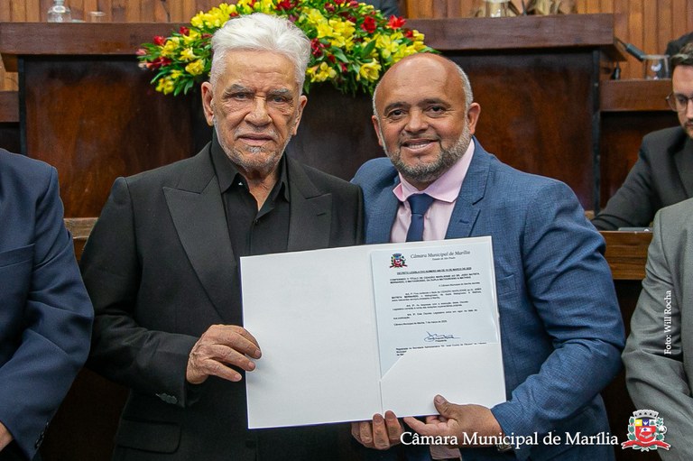 Em noite de emoção, Matogrosso recebe título de Cidadão Mariliense na Câmara