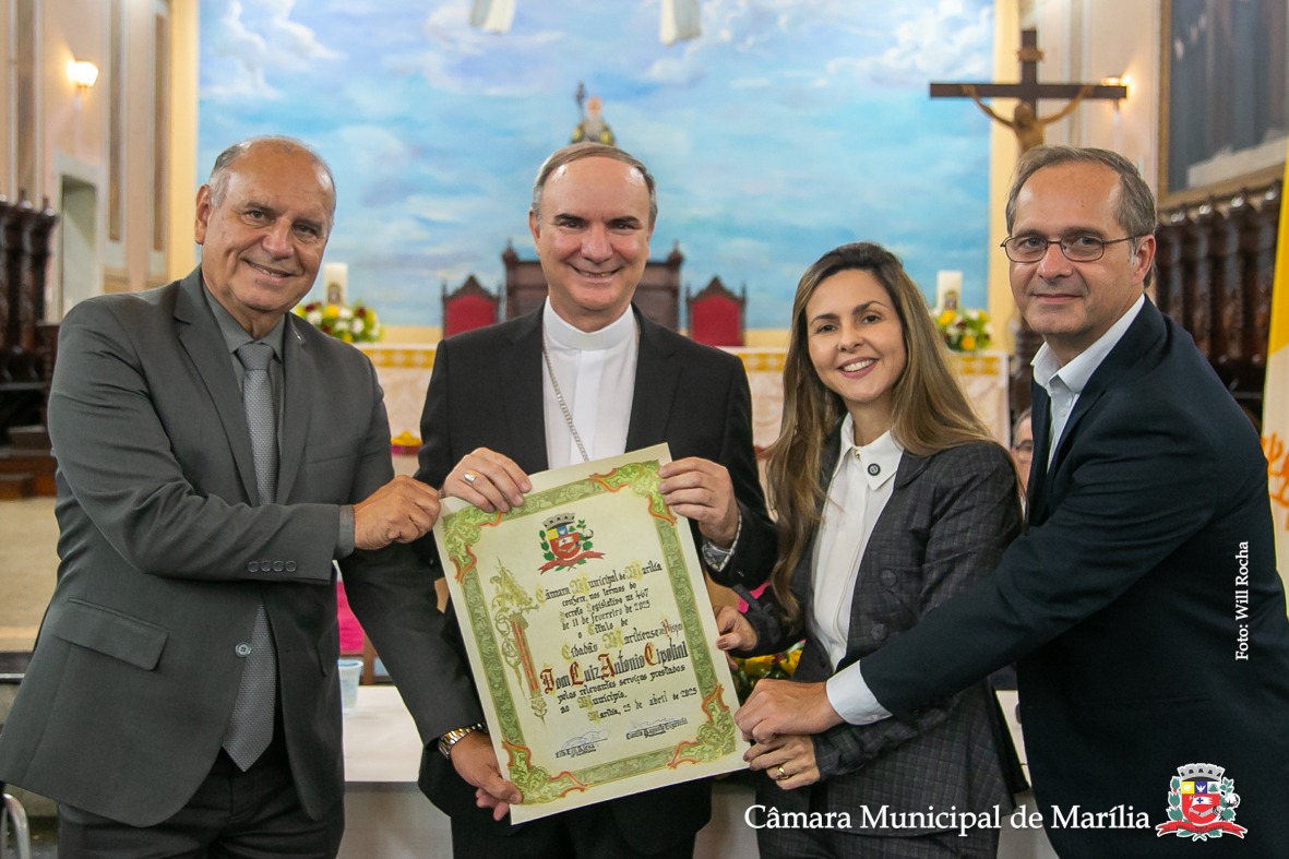 Em noite histórica, Fabiana Camarinha concede título de Cidadão Mariliense ao bispo Cipolini