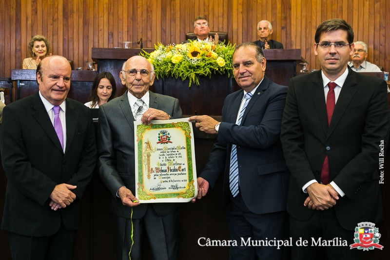 Em solene emocionante e com os familiares, Welman Curi recebe Cidadania Mariliense