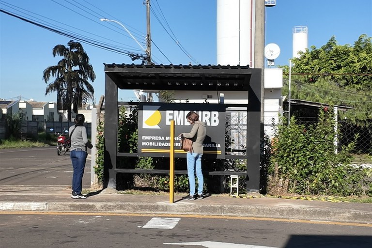 Emdurb atende solicitação do vereador Thiaguinho e instala cobertura em ponto de ônibus de rua da região Oeste