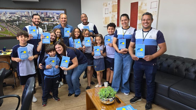 Estudantes da Escola Adventista visitam presidência e apresentam projetos