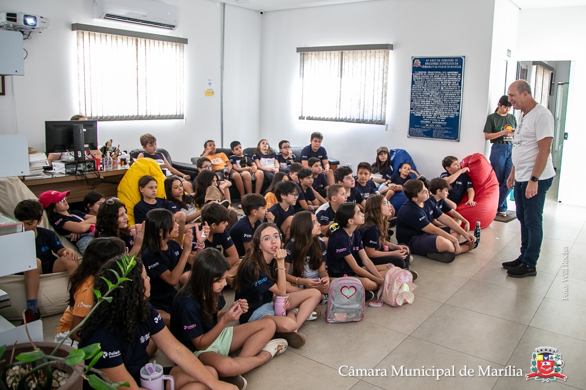 Estudantes participam de lançamento de livro e aprendem sobre processo criativo