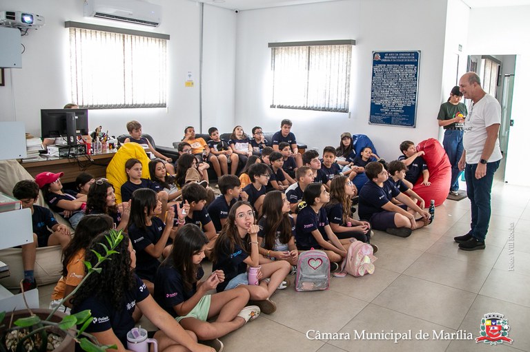 Estudantes participam de lançamento de livro e aprendem sobre processo criativo