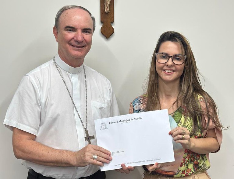 Fabiana Camarinha comunica título de Cidadão Mariliense ao bispo Cipolini