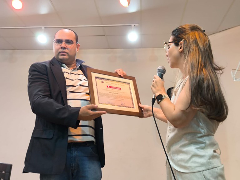 Fabiana Camarinha homenageia comunidade surda e celebra nova sede da Asurm
