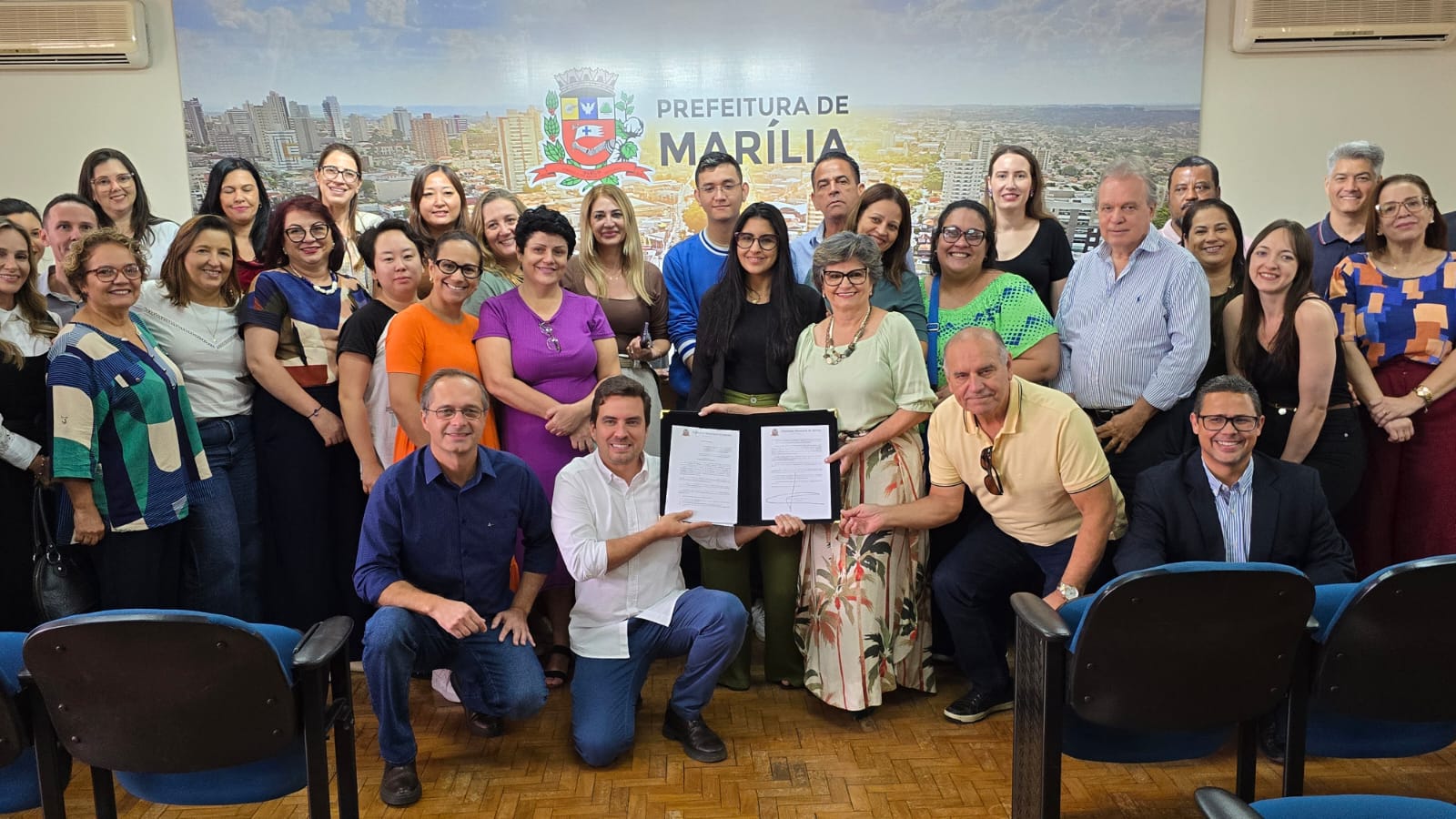 Autoridades e participantes de solenidade para assinatura de projeto de lei que cria o Família Acolhedora