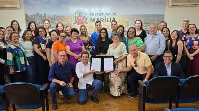 Autoridades e participantes de solenidade para assinatura de projeto de lei que cria o Família Acolhedora