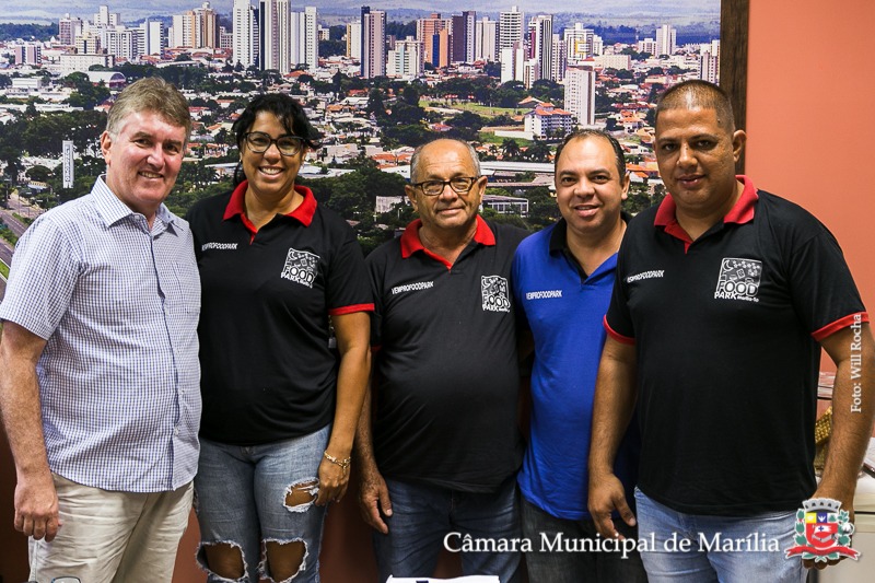 Feirantes do Food Park são recebidos na sala da presidência da Câmara Municipal de Marília