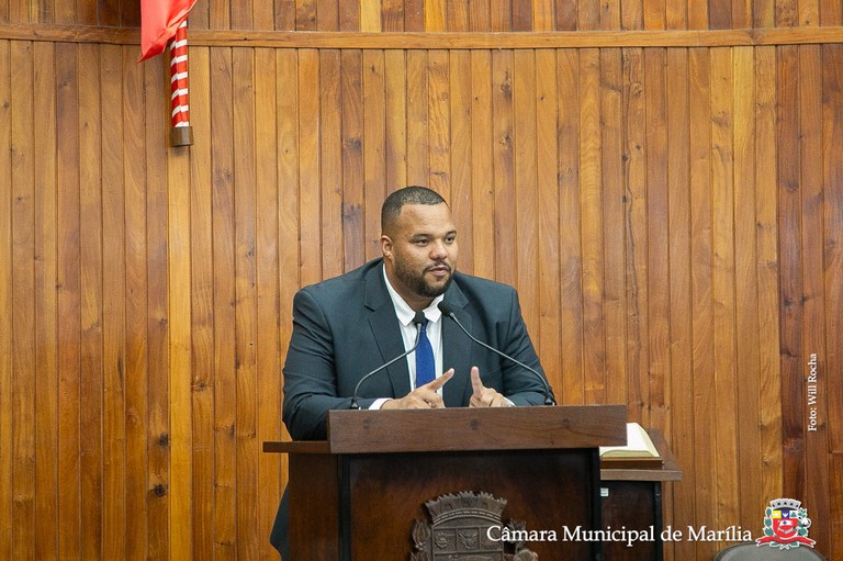 Guilherme Burcão quer estudo para implantação de terapia com cães nas escolas municipais
