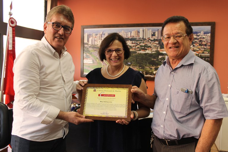 Marcos Rezende entrega votos de congratulações para professora universitária Mary Hebling Lima