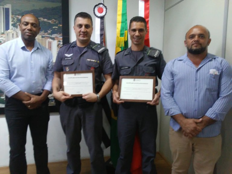 Maurício Roberto e João do Bar acompanham homenagem do Executivo aos cabos PMs que salvaram bebê