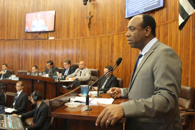 Maurício Roberto reivindica o cumprimento do atendimento prioritário na farmácia de alto custo/Medex