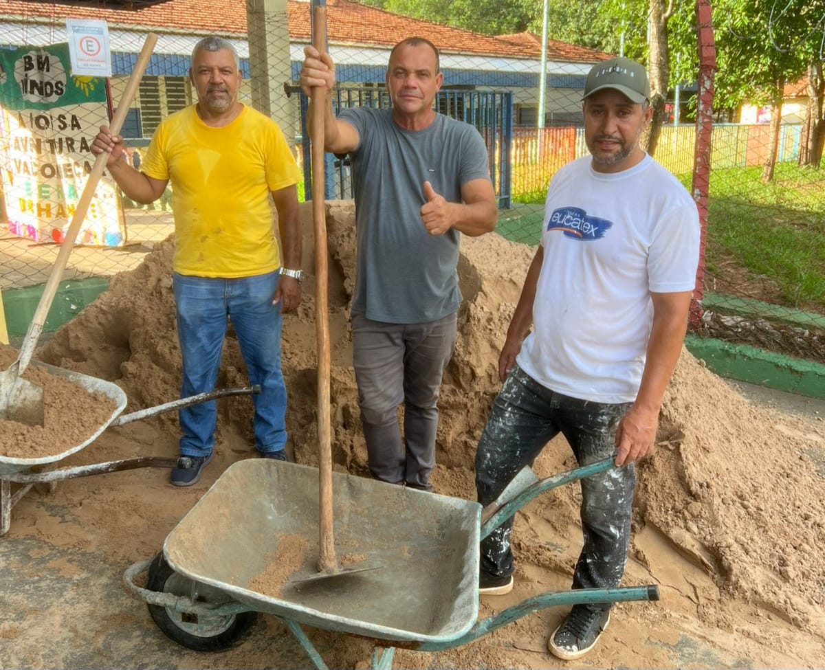 Mauro Cruz com assessores parlamentares; melhorias em playground da Emei 'Leda Casadei'