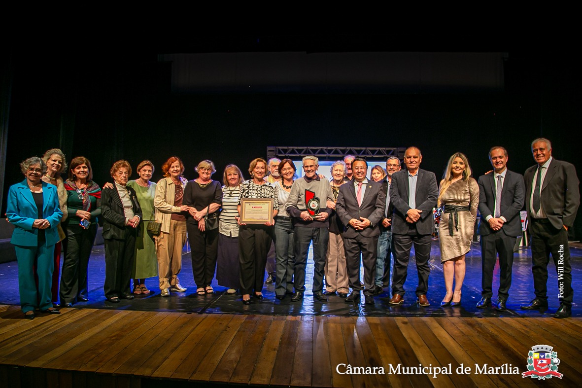Aldo Conelian, ao centro, ex-vereador e criador da Comissão de Registros Históricos, foi um dos homenageados na 38ª Noite dos Pioneiros (Foto: Will Rocha)