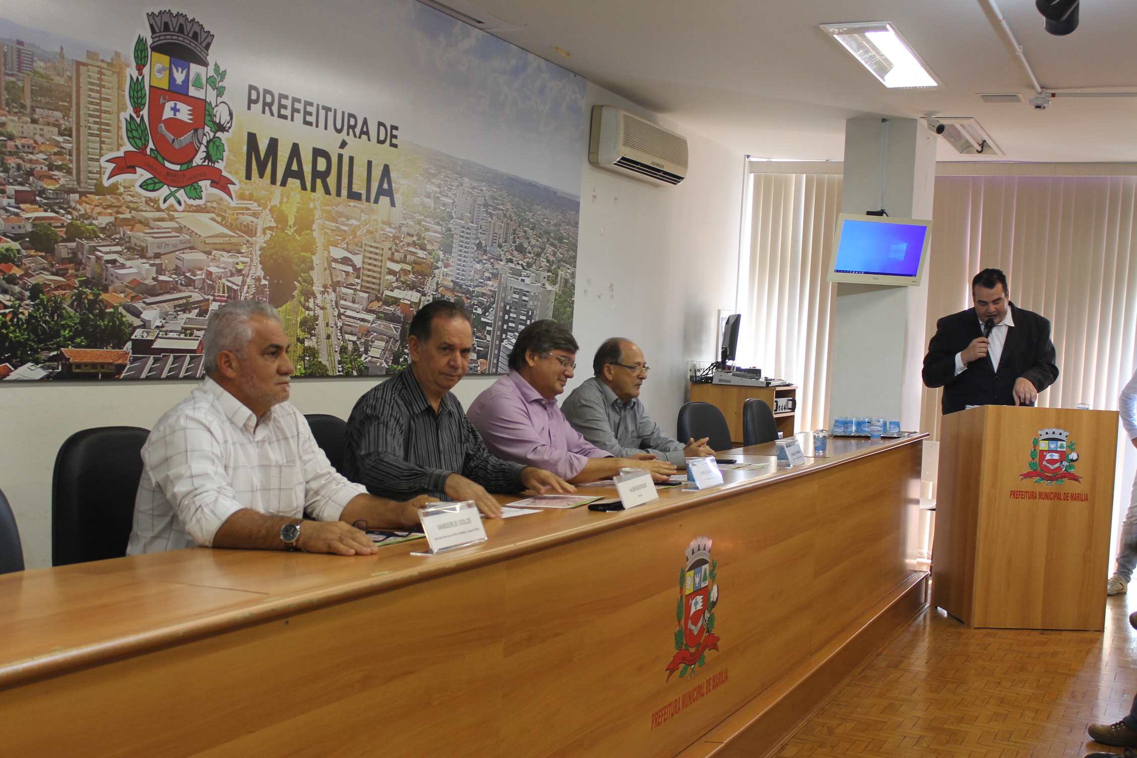 Ordem de serviço de ecopontos é presenciada por vereadores e Albuquerque representa a Câmara