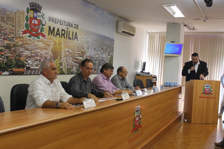 Ordem de serviço de ecopontos é presenciada por vereadores e Albuquerque representa a Câmara