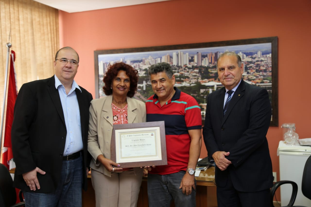 Pesquisadora cubana é recebida pelo presidente Damasceno e se emociona ao ser homenageada