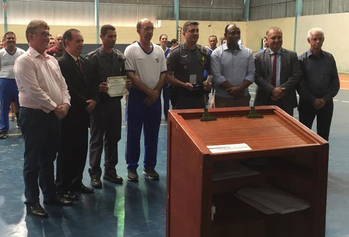 PMs que salvaram bebê engasgado em Marília recebem medalha cívica da Câmara Municipal