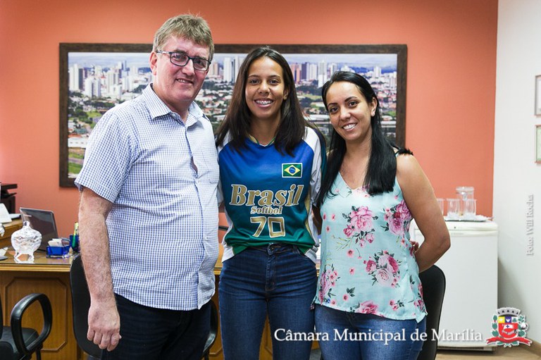 Presidente da Câmara recebe atleta mariliense convocada pela Seleção Brasileira de Softbol