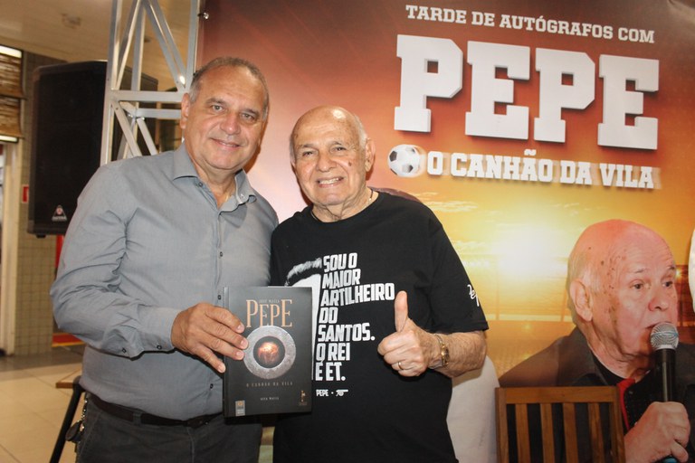 Presidente Damasceno entrega certificado de  Visitante Ilustre para Pepe, o Canhão da Vila