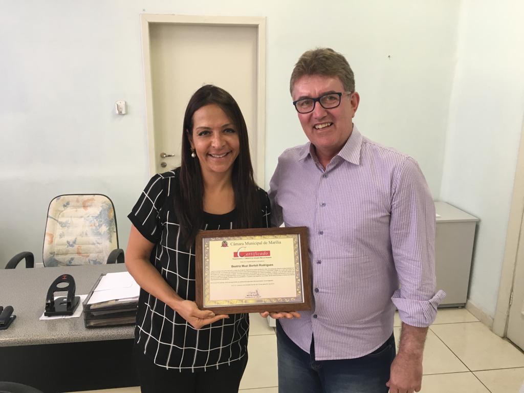 Presidente Marcos Rezende entrega votos de congratulações para dirigente Beatriz Rodrigues