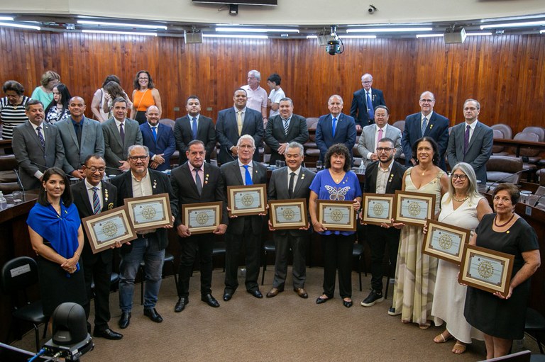 Primeira sessão solene do ano homenageia dez rotarianos
