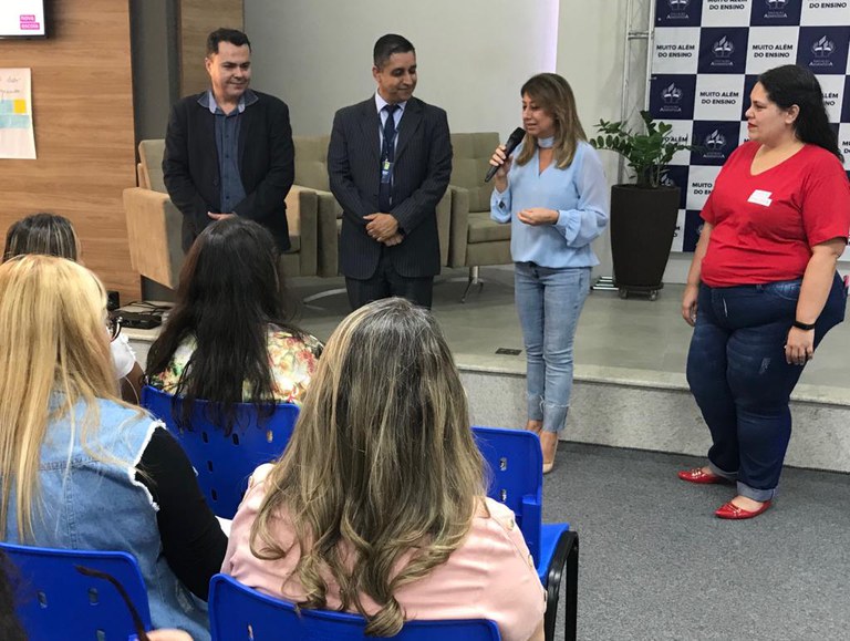 Professora Daniela representa a Câmara em capacitação com educadores de 40 municípios