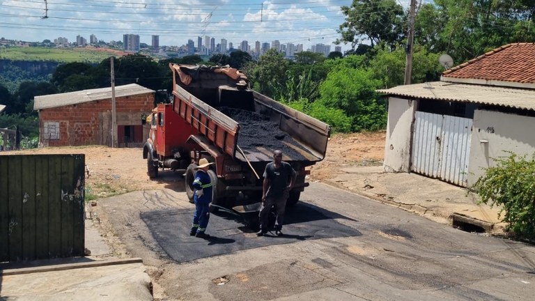 Professora Daniela tem pedido atendido e tapa-buracos começa na zona Sul pelos bairros Monsenhor Toffoli e Parque das Azaleias