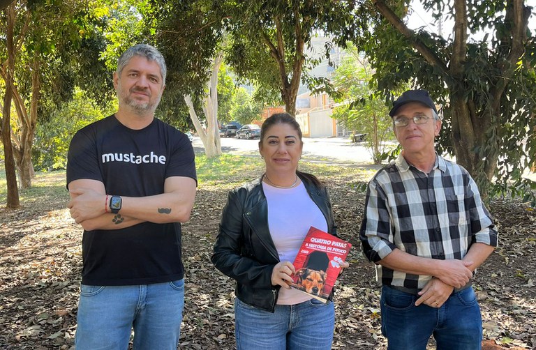 Professora Daniela visita local onde Praça Pet de Marília será construída e participa de reunião