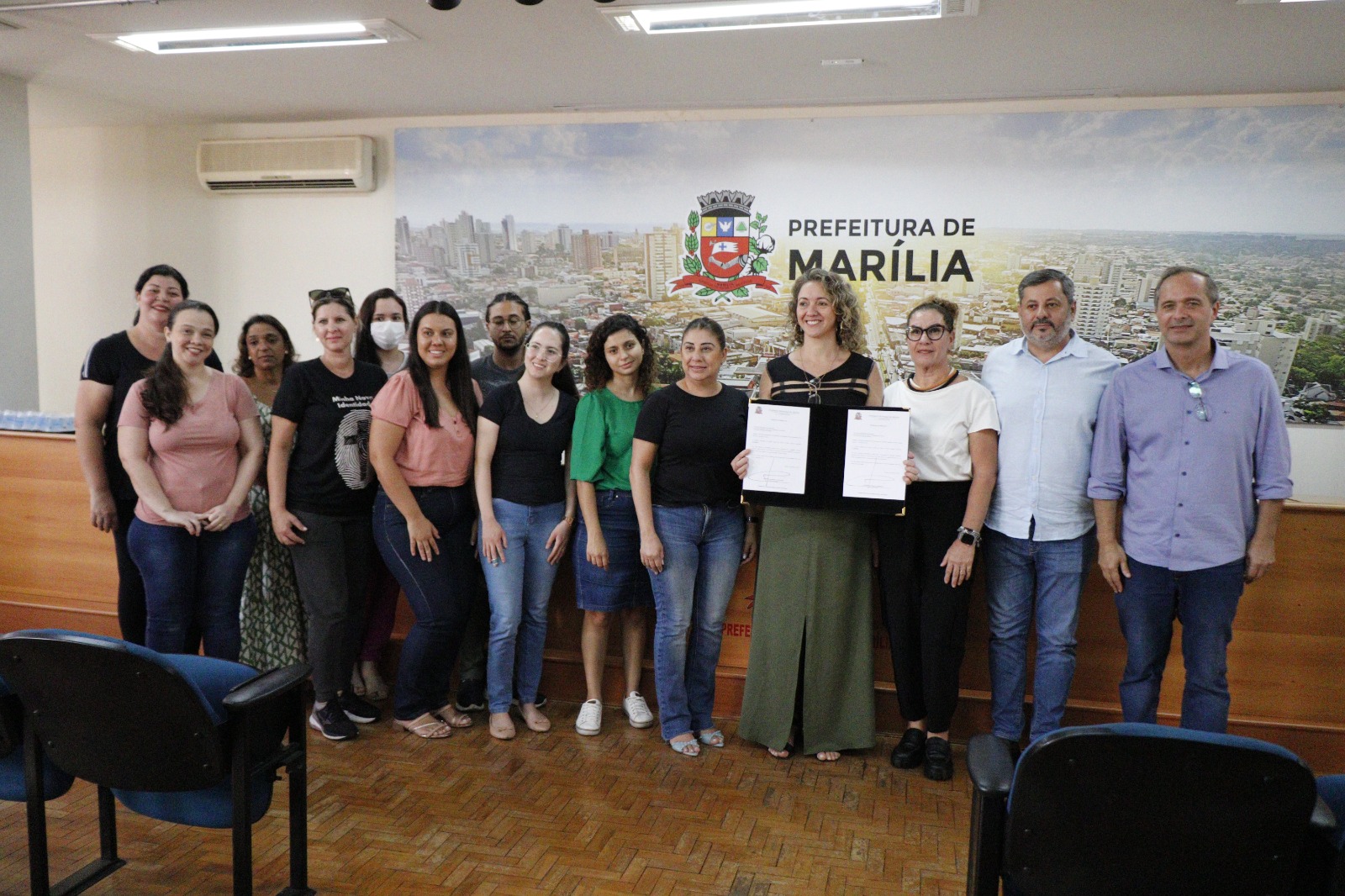 Presidente, vice-presidente do Legislativo, representantes do Executivo e docentes e ADEs convocados