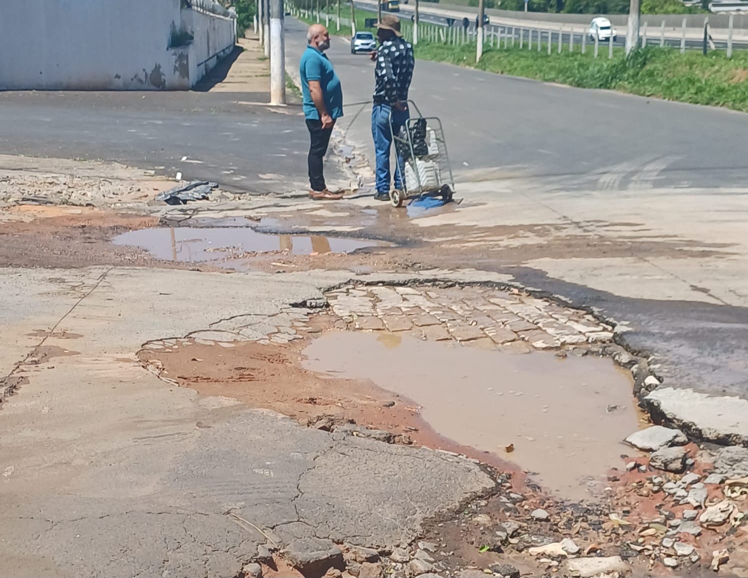 Requerimento do vereador João do Bar garante construção de sarjetão na avenida Eugênio Coneglian