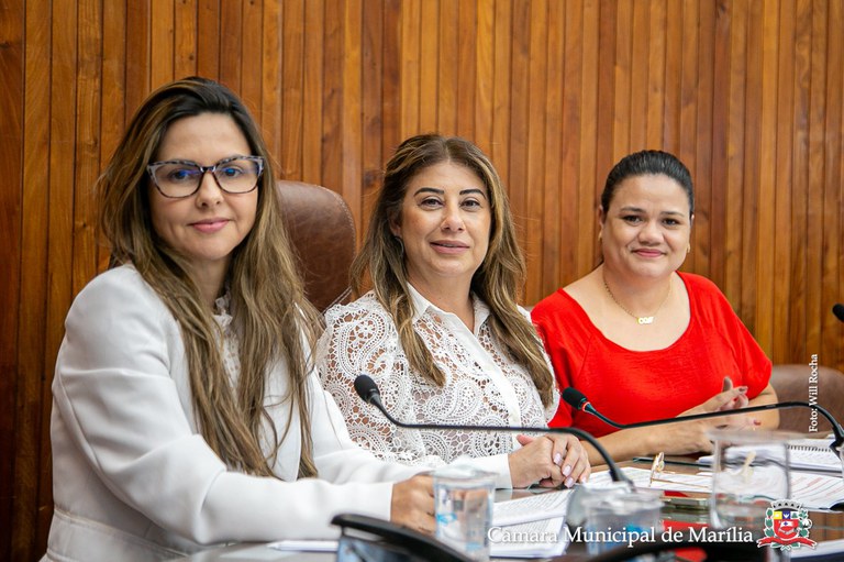 Sessão tem momento histórico e homenagem às mulheres