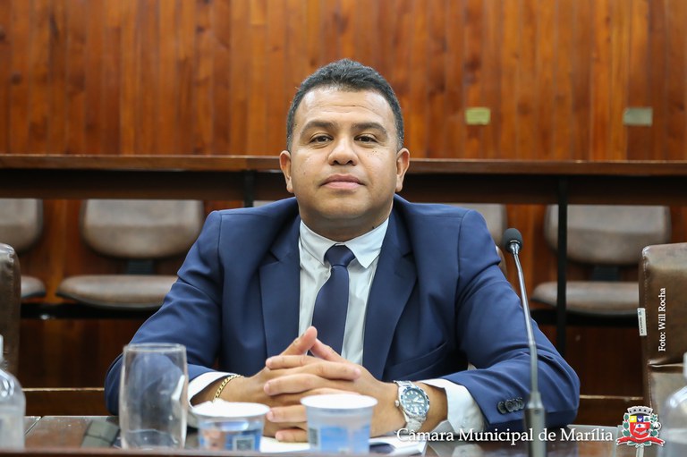 Thiaguinho reforça pedido para reforma e segurança em pontilhão que liga bair