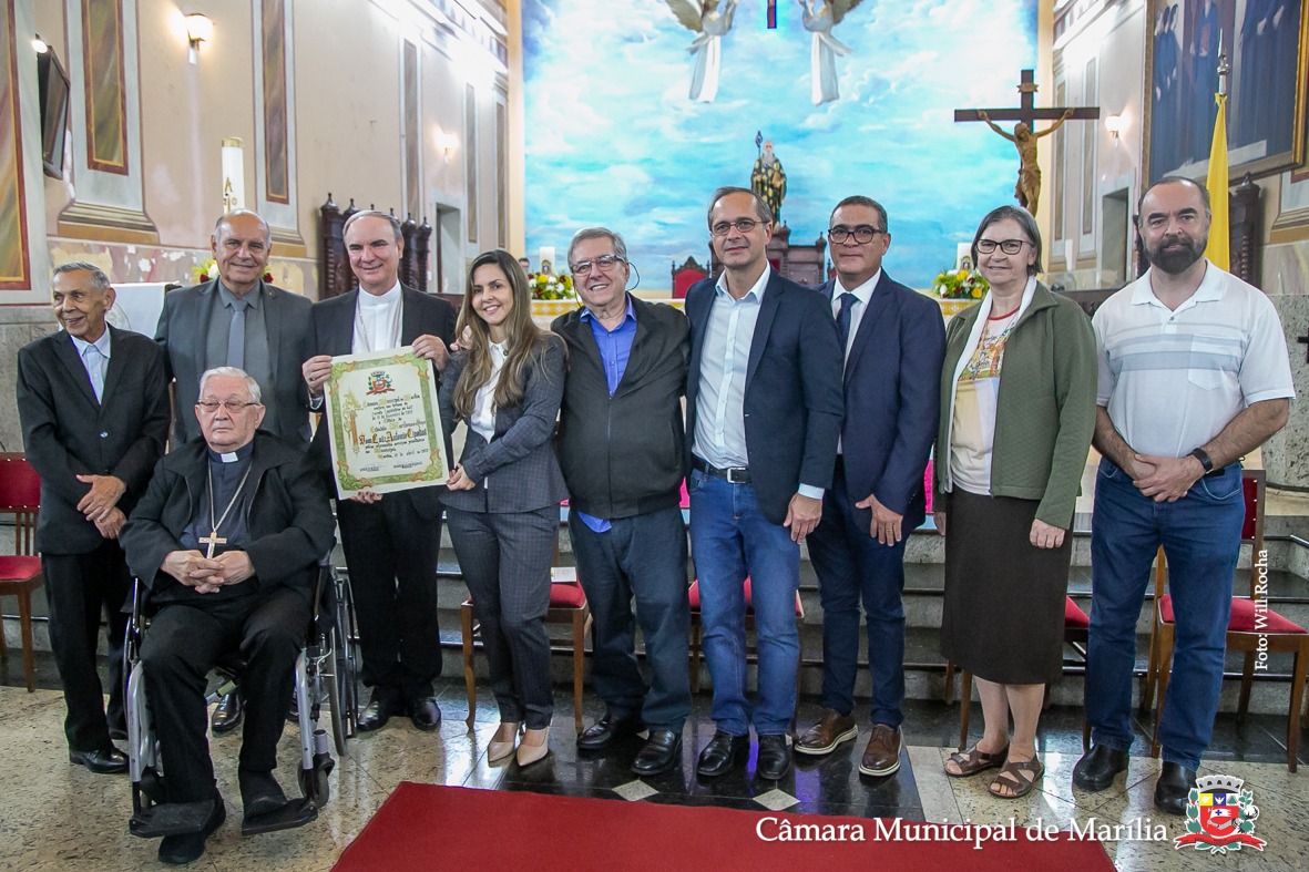 Autoridades presentes na homenagem ao bispo Luiz Antonio Cipolini; autoria de Fabiana Camarinha