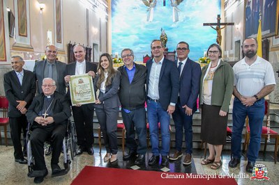 Autoridades presentes na homenagem ao bispo Luiz Antonio Cipolini; autoria de Fabiana Camarinha