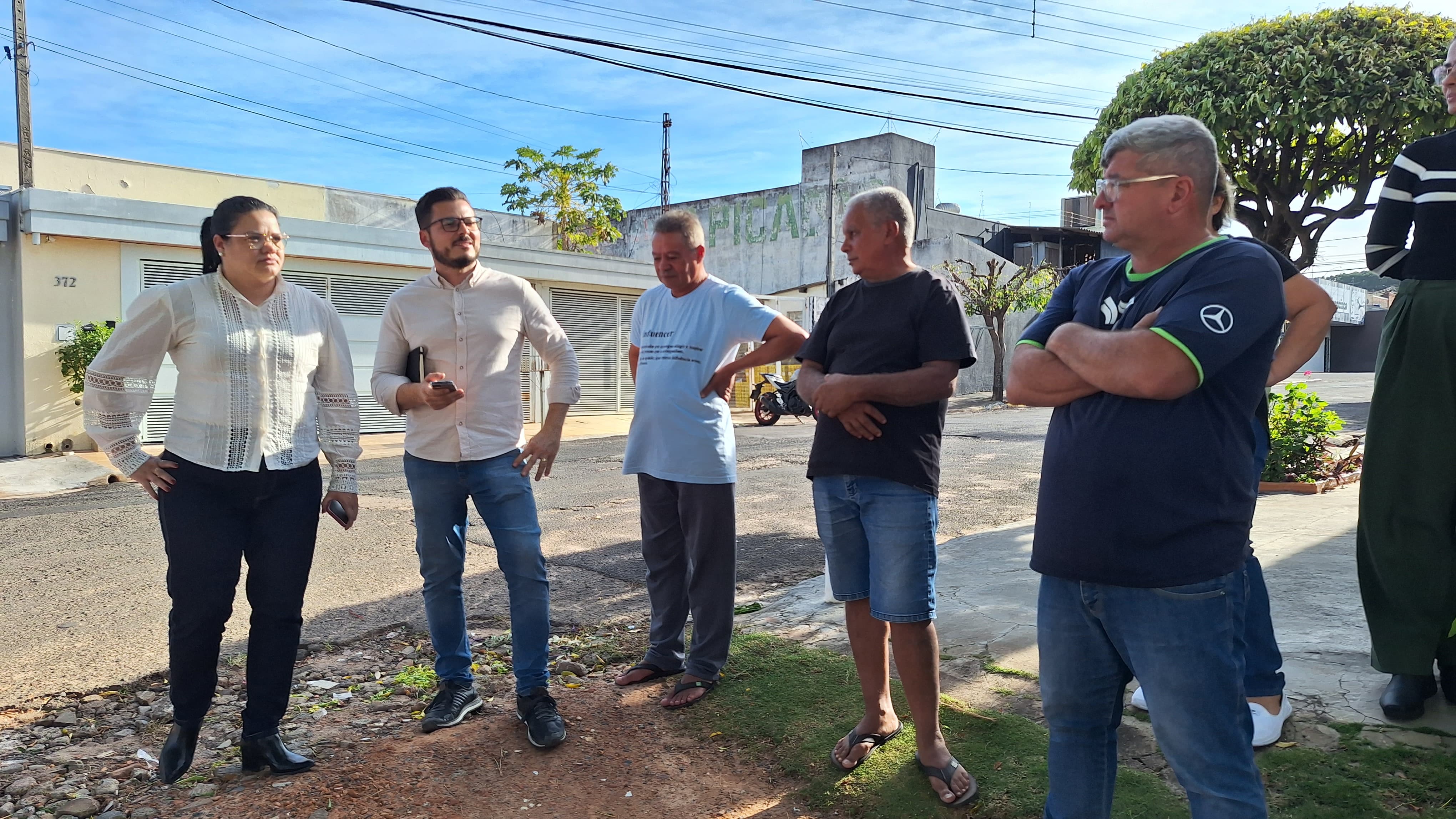 Vânia Ramos se une a moradores do JK em apelo à prefeitura para que rua seja asfaltada
