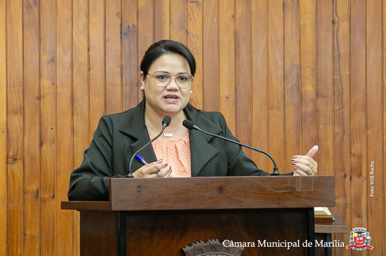 Vânia Ramos solicita criação de programa de distribuição gratuita de óculos de grau