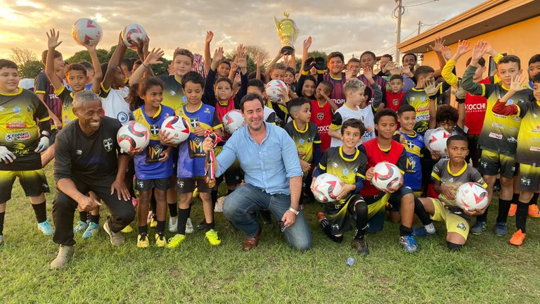 Vereador Agente Federal Junior Féfin conquista materiais esportivos que vão beneficiar 400 crianças e adolescentes