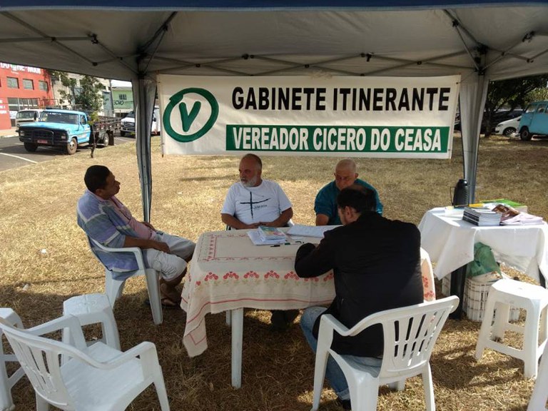Vereador Cícero realiza gabinete itinerante no bairro Santa Antonieta e atende a população