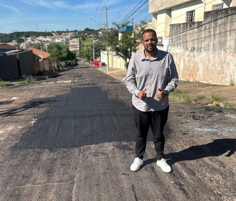 Vereador Guilherme Burcão acompanha operação tapa-buracos no Argolo Ferrão e agradece as melhorias