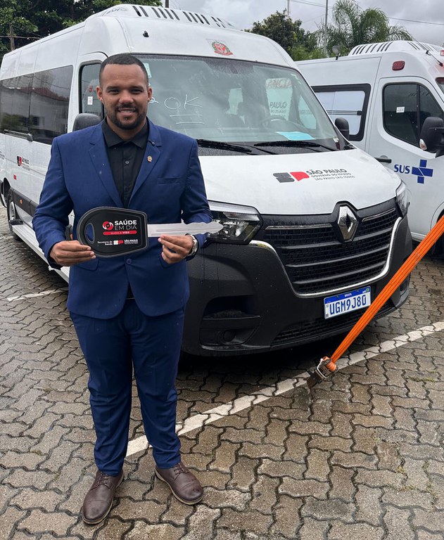 Vereador Guilherme Burcão garante van para transporte de pacientes e agradece conquista