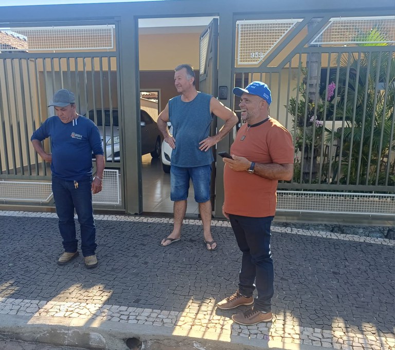 Vereador João do Bar acompanha operação tapa-buracos na região Norte e dialoga com moradores