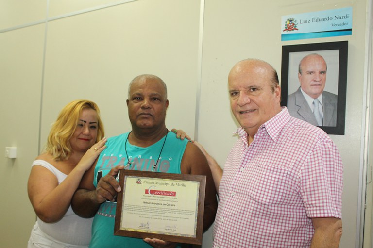 Vereador Luiz Eduardo Nardi entrega votos de congratulações ao servidor Nelson Cordeiro de Oliveira