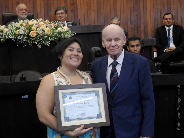 Vereador Mário Coraíni Júnior presta homenagem à professora e artesã em sessão especial