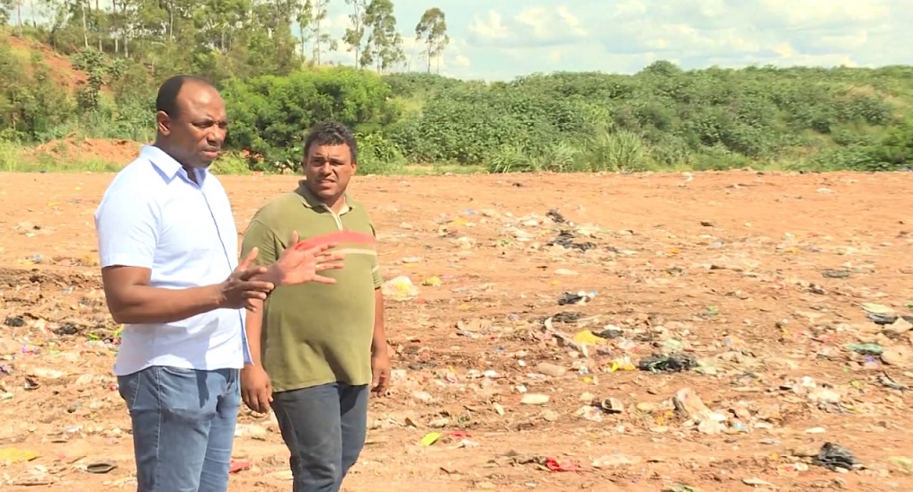 Vereador Maurício Roberto fiscaliza aterros nos distritos de Avencas e Lácio